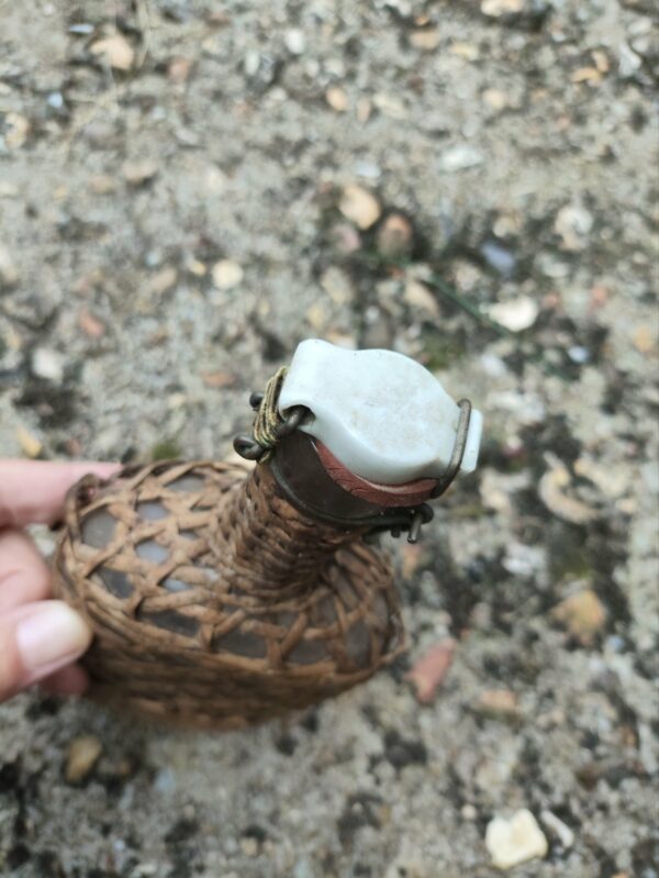 Petite Bouteille Vintage Habillée d'Osier – Image 4