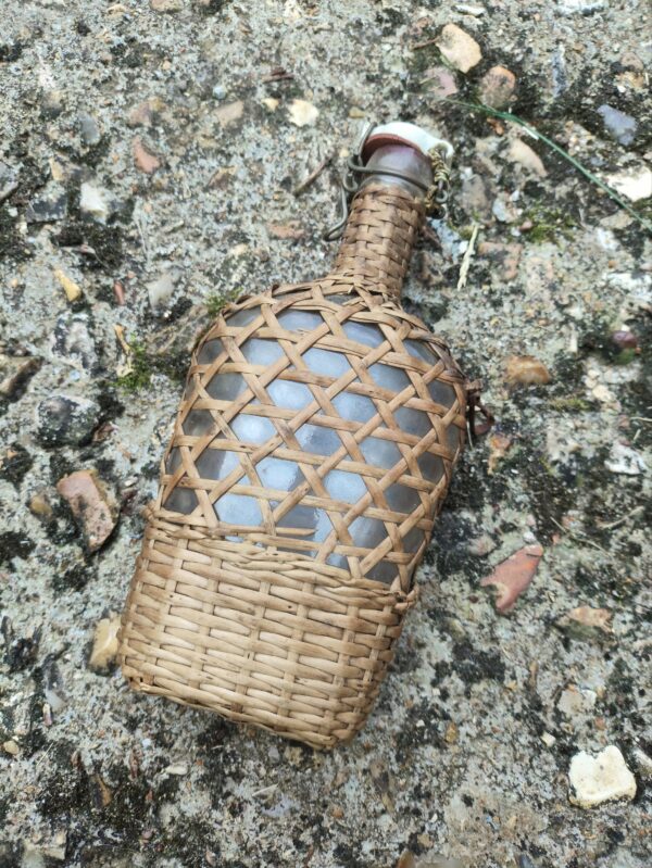 Petite Bouteille Vintage Habillée d'Osier – Image 3