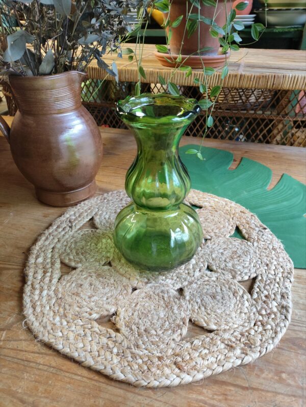 Vase Vert en Verre Moulé – Image 2