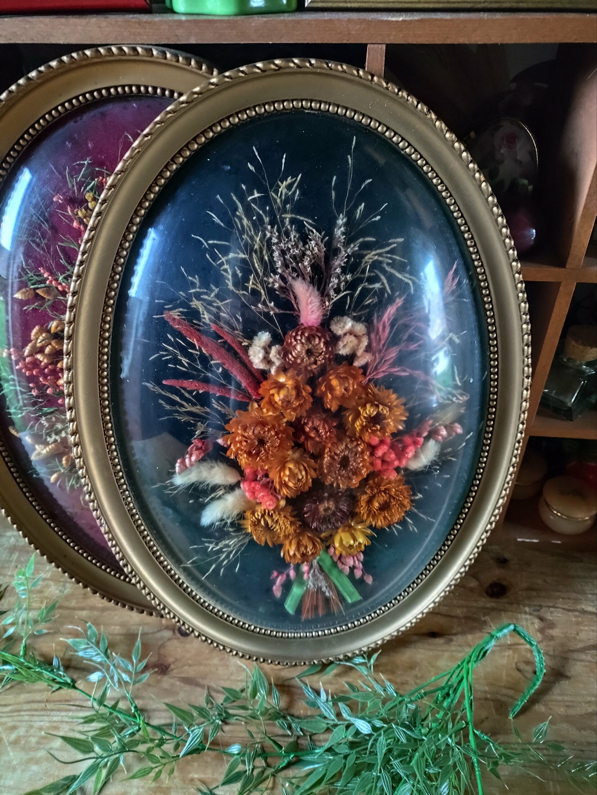 Cadre Bombé Fleurs Séchées Noir – Image 3